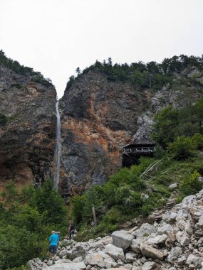 Slovenya 'daki Logar Vadisi' nde manzaralı dağlar, ahşap yerel kulübeler ve geleneksel alp çiftlikleri var..