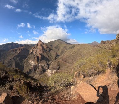 Tenerife Panorama manzarası, İspanya 'nın Kanarya Adaları' ndaki Tenerife Adası 'ndaki yürüyüş gezilerinden güzel doğa manzaralı dağlar.