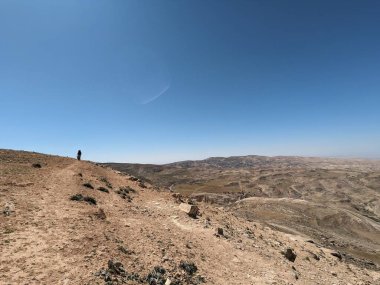 Ürdün Patikası Dana Vadisi 'nden Petra' ya ve Wadi Rum.Wadi Rum Çölü 'ne, Ürdün. Kızıl çöl ve Jabal Al Qattar dağları, Arabistan