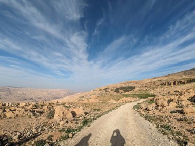 Ürdün Patikası Dana Vadisi 'nden Petra' ya ve Wadi Rum.Wadi Rum Çölü 'ne, Ürdün. Kızıl çöl ve Jabal Al Qattar dağları, Arabistan