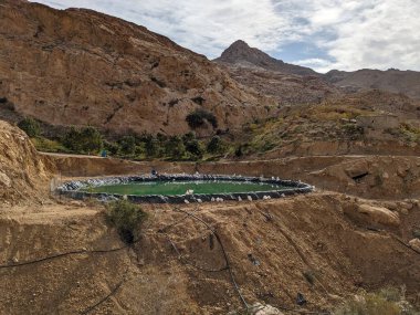 Ürdün Patikası Dana Vadisi 'nden Petra' ya ve Wadi Rum.Wadi Rum Çölü 'ne, Ürdün. Kızıl çöl ve Jabal Al Qattar dağları, Arabistan