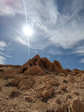 Ürdün Patikası Dana Vadisi 'nden Petra' ya ve Wadi Rum.Wadi Rum Çölü 'ne, Ürdün. Kızıl çöl ve Jabal Al Qattar dağları, Arabistan
