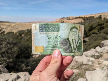 Ürdün Patikası Dana Vadisi 'nden Petra' ya ve Wadi Rum.Wadi Rum Çölü 'ne, Ürdün. Kızıl çöl ve Jabal Al Qattar dağları, Arabistan