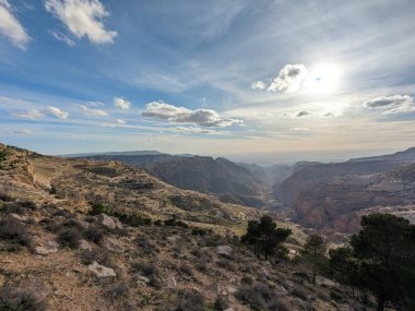 Ürdün Patikası Dana Vadisi 'nden Petra' ya ve Wadi Rum.Wadi Rum Çölü 'ne, Ürdün. Kızıl çöl ve Jabal Al Qattar dağları, Arabistan
