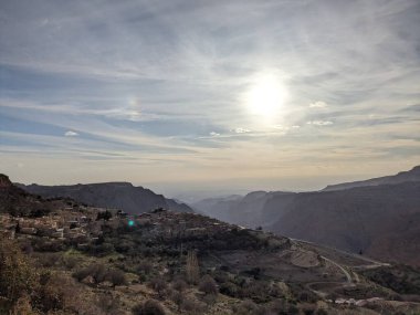Ürdün Patikası Dana Vadisi 'nden Petra' ya ve Wadi Rum.Wadi Rum Çölü 'ne, Ürdün. Kızıl çöl ve Jabal Al Qattar dağları, Arabistan