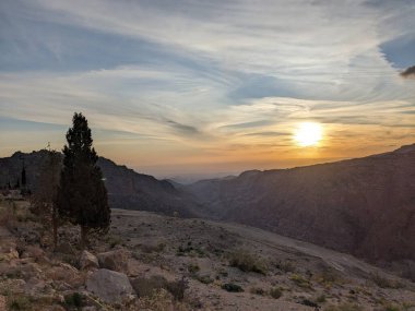 Ürdün Patikası Dana Vadisi 'nden Petra' ya ve Wadi Rum.Wadi Rum Çölü 'ne, Ürdün. Kızıl çöl ve Jabal Al Qattar dağları, Arabistan