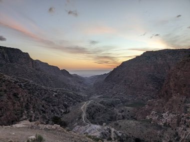 Ürdün Patikası Dana Vadisi 'nden Petra' ya ve Wadi Rum.Wadi Rum Çölü 'ne, Ürdün. Kızıl çöl ve Jabal Al Qattar dağları, Arabistan