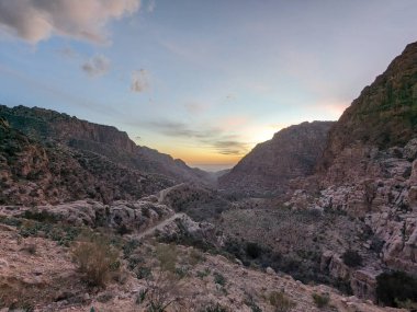 Ürdün Patikası Dana Vadisi 'nden Petra' ya ve Wadi Rum.Wadi Rum Çölü 'ne, Ürdün. Kızıl çöl ve Jabal Al Qattar dağları, Arabistan