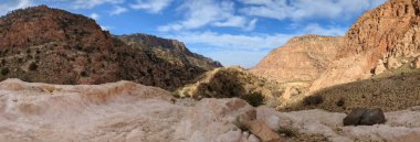 Ürdün Patikası Dana Vadisi 'nden Petra' ya ve Wadi Rum.Wadi Rum Çölü 'ne, Ürdün. Kızıl çöl ve Jabal Al Qattar dağları, Arabistan