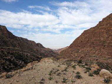Ürdün Patikası Dana Vadisi 'nden Petra' ya ve Wadi Rum.Wadi Rum Çölü 'ne, Ürdün. Kızıl çöl ve Jabal Al Qattar dağları, Arabistan