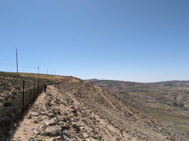 Ürdün Patikası Dana Vadisi 'nden Petra' ya ve Wadi Rum.Wadi Rum Çölü 'ne, Ürdün. Kızıl çöl ve Jabal Al Qattar dağları, Arabistan