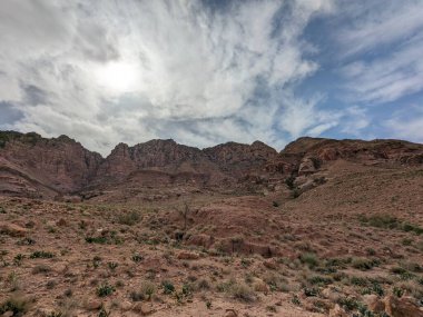 Ürdün Patikası Dana Vadisi 'nden Petra' ya ve Wadi Rum.Wadi Rum Çölü 'ne, Ürdün. Kızıl çöl ve Jabal Al Qattar dağları, Arabistan