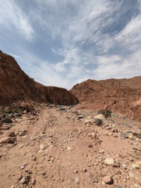Ürdün Patikası Dana Vadisi 'nden Petra' ya ve Wadi Rum.Wadi Rum Çölü 'ne, Ürdün. Kızıl çöl ve Jabal Al Qattar dağları, Arabistan