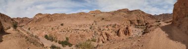 Ürdün Patikası Dana Vadisi 'nden Petra' ya ve Wadi Rum.Wadi Rum Çölü 'ne, Ürdün. Kızıl çöl ve Jabal Al Qattar dağları, Arabistan