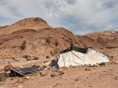 Ürdün Patikası Dana Vadisi 'nden Petra' ya ve Wadi Rum.Wadi Rum Çölü 'ne, Ürdün. Kızıl çöl ve Jabal Al Qattar dağları, Arabistan