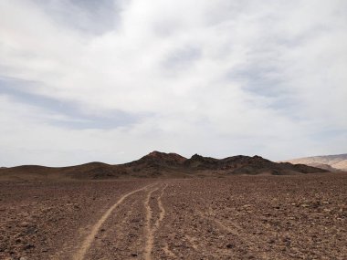 Ürdün Patikası Dana Vadisi 'nden Petra' ya ve Wadi Rum.Wadi Rum Çölü 'ne, Ürdün. Kızıl çöl ve Jabal Al Qattar dağları, Arabistan