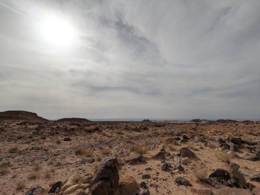 Ürdün Patikası Dana Vadisi 'nden Petra' ya ve Wadi Rum.Wadi Rum Çölü 'ne, Ürdün. Kızıl çöl ve Jabal Al Qattar dağları, Arabistan