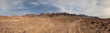 Ürdün Patikası Dana Vadisi 'nden Petra' ya ve Wadi Rum.Wadi Rum Çölü 'ne, Ürdün. Kızıl çöl ve Jabal Al Qattar dağları, Arabistan