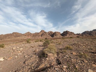 Ürdün Patikası Dana Vadisi 'nden Petra' ya ve Wadi Rum.Wadi Rum Çölü 'ne, Ürdün. Kızıl çöl ve Jabal Al Qattar dağları, Arabistan