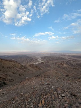 Ürdün Patikası Dana Vadisi 'nden Petra' ya ve Wadi Rum.Wadi Rum Çölü 'ne, Ürdün. Kızıl çöl ve Jabal Al Qattar dağları, Arabistan