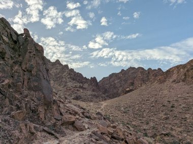 Ürdün Patikası Dana Vadisi 'nden Petra' ya ve Wadi Rum.Wadi Rum Çölü 'ne, Ürdün. Kızıl çöl ve Jabal Al Qattar dağları, Arabistan