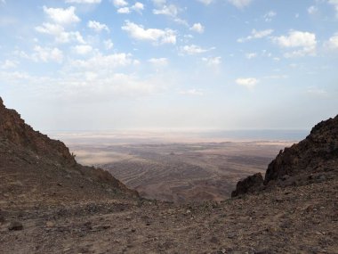 Ürdün Patikası Dana Vadisi 'nden Petra' ya ve Wadi Rum.Wadi Rum Çölü 'ne, Ürdün. Kızıl çöl ve Jabal Al Qattar dağları, Arabistan