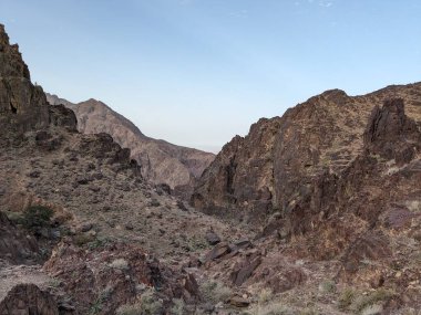 Ürdün Patikası Dana Vadisi 'nden Petra' ya ve Wadi Rum.Wadi Rum Çölü 'ne, Ürdün. Kızıl çöl ve Jabal Al Qattar dağları, Arabistan