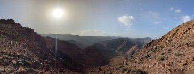 Ürdün Patikası Dana Vadisi 'nden Petra' ya ve Wadi Rum.Wadi Rum Çölü 'ne, Ürdün. Kızıl çöl ve Jabal Al Qattar dağları, Arabistan