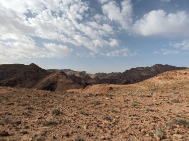 Ürdün Patikası Dana Vadisi 'nden Petra' ya ve Wadi Rum.Wadi Rum Çölü 'ne, Ürdün. Kızıl çöl ve Jabal Al Qattar dağları, Arabistan