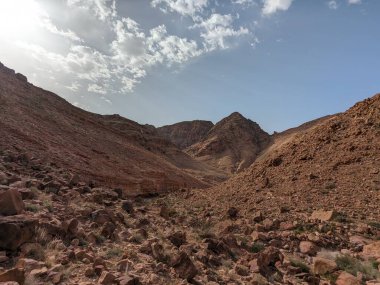 Ürdün Patikası Dana Vadisi 'nden Petra' ya ve Wadi Rum.Wadi Rum Çölü 'ne, Ürdün. Kızıl çöl ve Jabal Al Qattar dağları, Arabistan