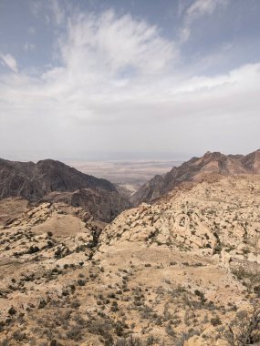 Ürdün Patikası Dana Vadisi 'nden Petra' ya ve Wadi Rum.Wadi Rum Çölü 'ne, Ürdün. Kızıl çöl ve Jabal Al Qattar dağları, Arabistan