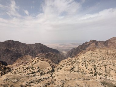 Ürdün Patikası Dana Vadisi 'nden Petra' ya ve Wadi Rum.Wadi Rum Çölü 'ne, Ürdün. Kızıl çöl ve Jabal Al Qattar dağları, Arabistan