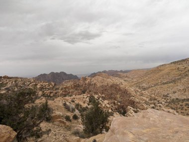 Ürdün Patikası Dana Vadisi 'nden Petra' ya ve Wadi Rum.Wadi Rum Çölü 'ne, Ürdün. Kızıl çöl ve Jabal Al Qattar dağları, Arabistan