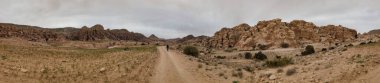 Ürdün Patikası Dana Vadisi 'nden Petra' ya ve Wadi Rum.Wadi Rum Çölü 'ne, Ürdün. Kızıl çöl ve Jabal Al Qattar dağları, Arabistan