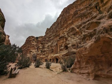 Ürdün Patikası Dana Vadisi 'nden Petra' ya ve Wadi Rum.Wadi Rum Çölü 'ne, Ürdün. Kızıl çöl ve Jabal Al Qattar dağları, Arabistan