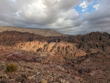Ürdün Patikası Dana Vadisi 'nden Petra' ya ve Wadi Rum.Wadi Rum Çölü 'ne, Ürdün. Kızıl çöl ve Jabal Al Qattar dağları, Arabistan