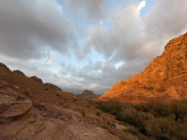 Ürdün Patikası Dana Vadisi 'nden Petra' ya ve Wadi Rum.Wadi Rum Çölü 'ne, Ürdün. Kızıl çöl ve Jabal Al Qattar dağları, Arabistan