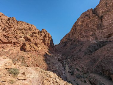 Ürdün Patikası Dana Vadisi 'nden Petra' ya ve Wadi Rum.Wadi Rum Çölü 'ne, Ürdün. Kızıl çöl ve Jabal Al Qattar dağları, Arabistan