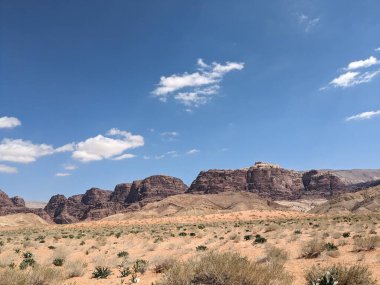 Ürdün Patikası Dana Vadisi 'nden Petra' ya ve Wadi Rum.Wadi Rum Çölü 'ne, Ürdün. Kızıl çöl ve Jabal Al Qattar dağları, Arabistan