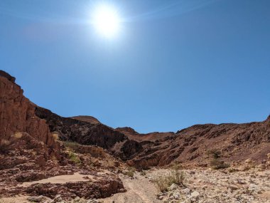 Ürdün Patikası Dana Vadisi 'nden Petra' ya ve Wadi Rum.Wadi Rum Çölü 'ne, Ürdün. Kızıl çöl ve Jabal Al Qattar dağları, Arabistan