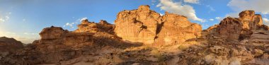 Ürdün Patikası Dana Vadisi 'nden Petra' ya ve Wadi Rum.Wadi Rum Çölü 'ne, Ürdün. Kızıl çöl ve Jabal Al Qattar dağları, Arabistan