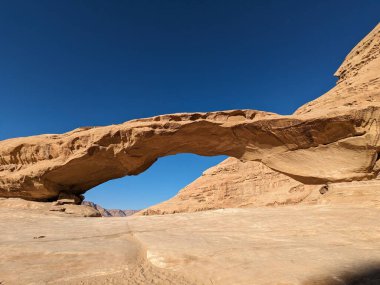 Ürdün Patikası Dana Vadisi 'nden Petra' ya ve Wadi Rum.Wadi Rum Çölü 'ne, Ürdün. Kızıl çöl ve Jabal Al Qattar dağları, Arabistan