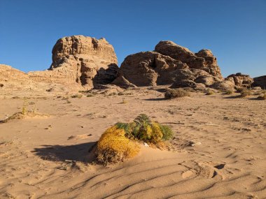 Ürdün Patikası Dana Vadisi 'nden Petra' ya ve Wadi Rum.Wadi Rum Çölü 'ne, Ürdün. Kızıl çöl ve Jabal Al Qattar dağları, Arabistan