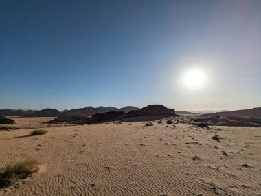 Ürdün Patikası Dana Vadisi 'nden Petra' ya ve Wadi Rum.Wadi Rum Çölü 'ne, Ürdün. Kızıl çöl ve Jabal Al Qattar dağları, Arabistan