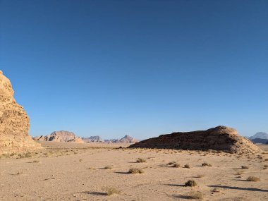 Ürdün Patikası Dana Vadisi 'nden Petra' ya ve Wadi Rum.Wadi Rum Çölü 'ne, Ürdün. Kızıl çöl ve Jabal Al Qattar dağları, Arabistan