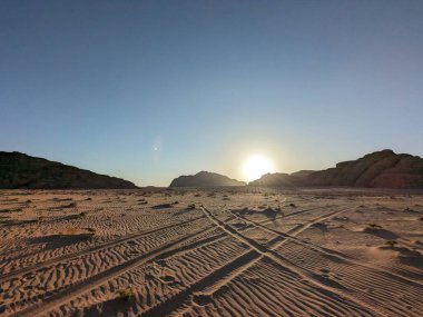Ürdün Patikası Dana Vadisi 'nden Petra' ya ve Wadi Rum.Wadi Rum Çölü 'ne, Ürdün. Kızıl çöl ve Jabal Al Qattar dağları, Arabistan