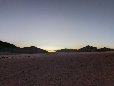 Ürdün Patikası Dana Vadisi 'nden Petra' ya ve Wadi Rum.Wadi Rum Çölü 'ne, Ürdün. Kızıl çöl ve Jabal Al Qattar dağları, Arabistan