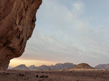 Ürdün Patikası Dana Vadisi 'nden Petra' ya ve Wadi Rum.Wadi Rum Çölü 'ne, Ürdün. Kızıl çöl ve Jabal Al Qattar dağları, Arabistan