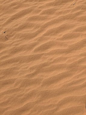 Ürdün Patikası Dana Vadisi 'nden Petra' ya ve Wadi Rum.Wadi Rum Çölü 'ne, Ürdün. Kızıl çöl ve Jabal Al Qattar dağları, Arabistan
