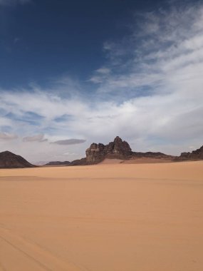 Ürdün Patikası Dana Vadisi 'nden Petra' ya ve Wadi Rum.Wadi Rum Çölü 'ne, Ürdün. Kızıl çöl ve Jabal Al Qattar dağları, Arabistan